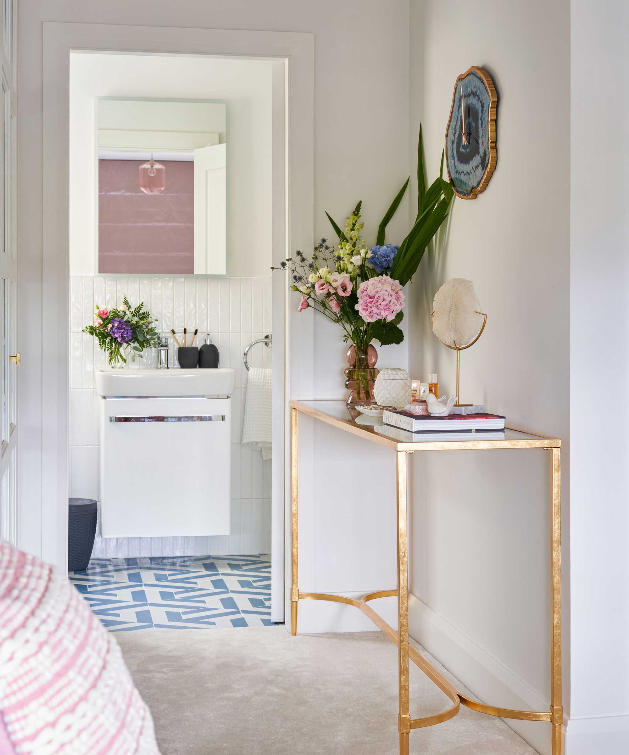 small ensuite bathroom