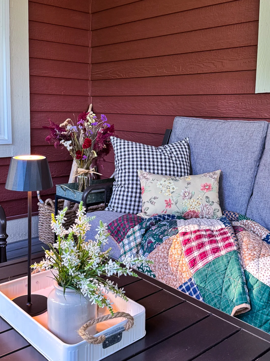 outdoor living room, screened porch furniture, porch quilt