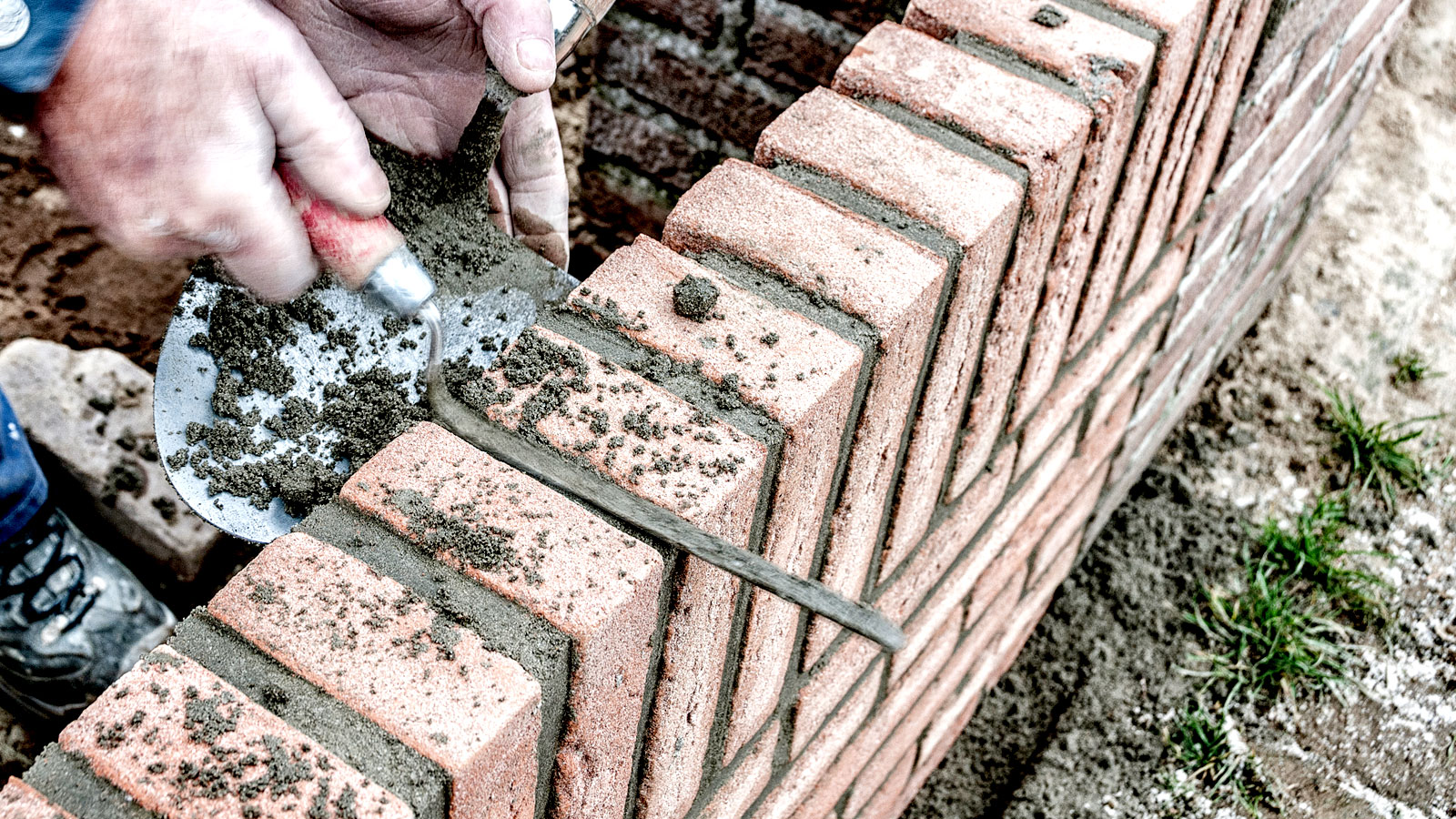 How to build a garden wall: A DIY step-by-step guide