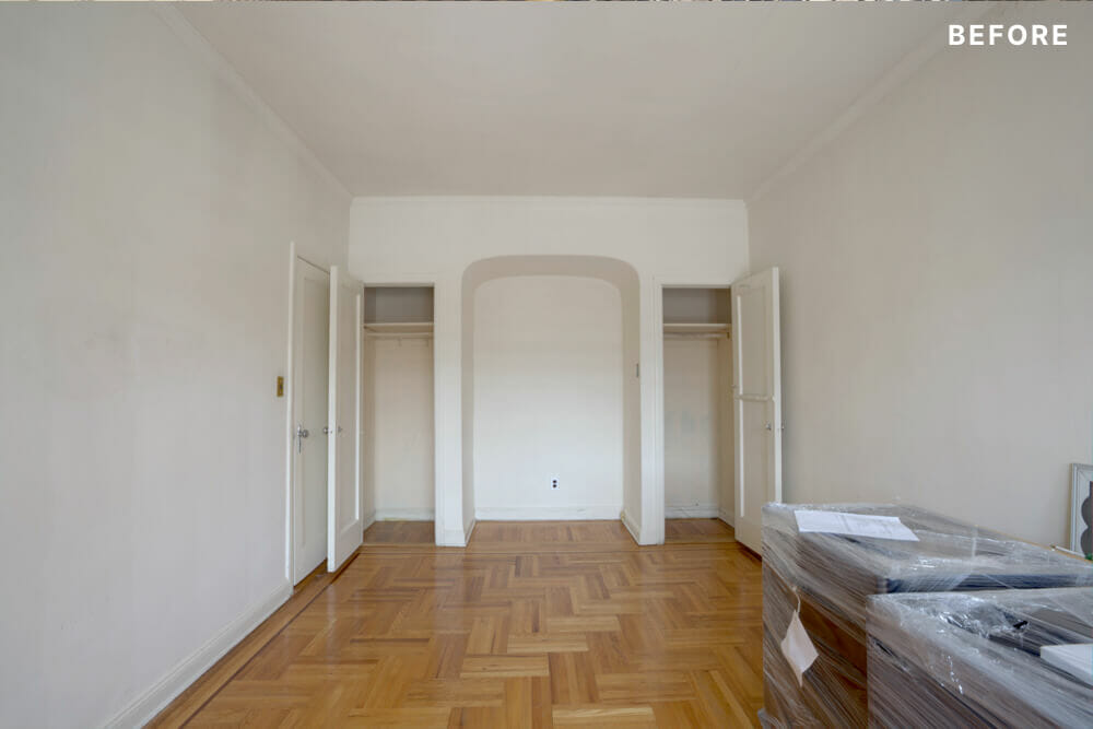 Arched niche between two closed closet before renovation