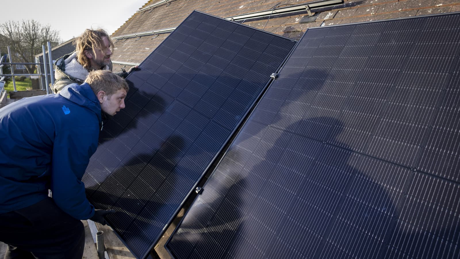 Households with solar panels missing out on hundreds of pounds by sticking with Feed In Tariffs, report suggests