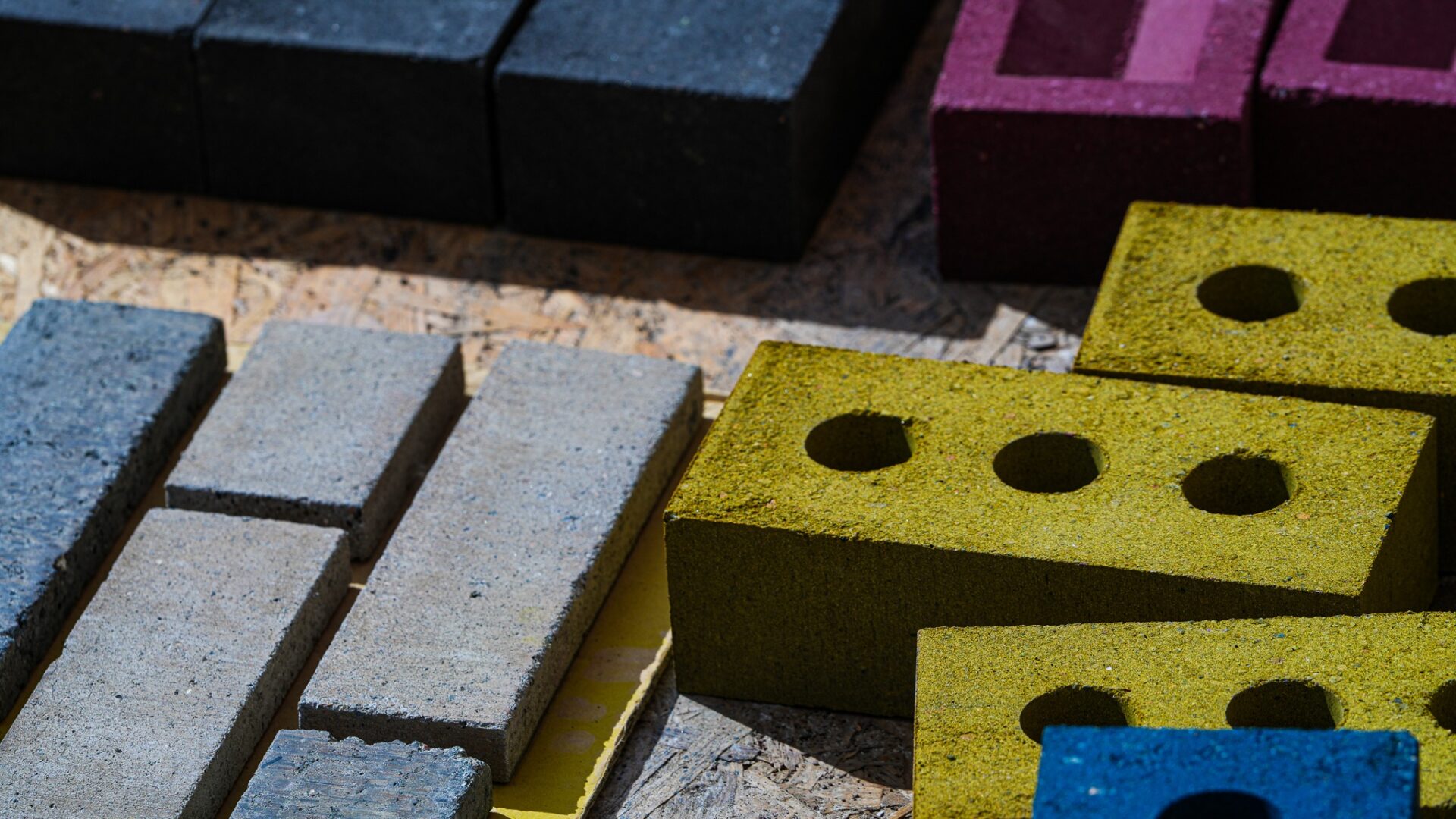 Bricks of different sizes and colours - Kenoteq