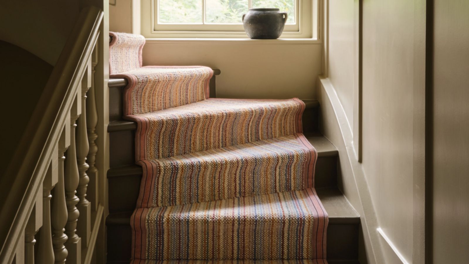 Lift up stairs storage: What it is and how it works