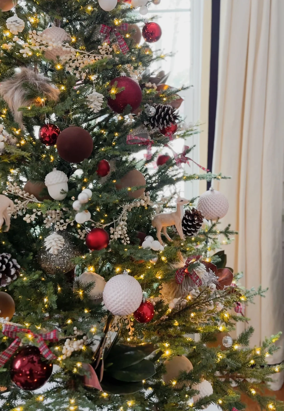 traditional red and green christmas decor, classic christmas living room decorations, cozy living room for the holidays classic traditional living room, green velvet chair, red and green decorations