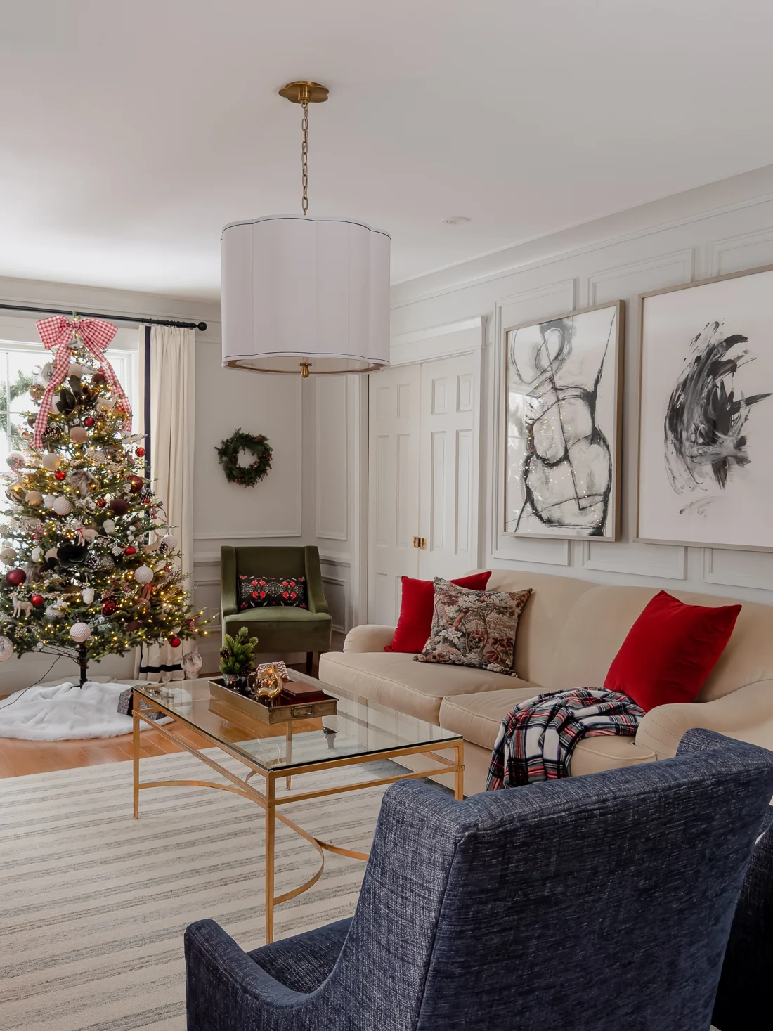 traditional red and green christmas decor, classic christmas living room decorations, cozy living room for the holidays classic traditional living room, fireplace mantel garland, red and green decorations