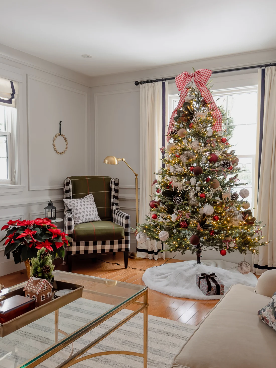 traditional red and green christmas decor, classic christmas living room decorations, cozy living room for the holidays classic traditional living room, red and green christmas tree, red and green decorations