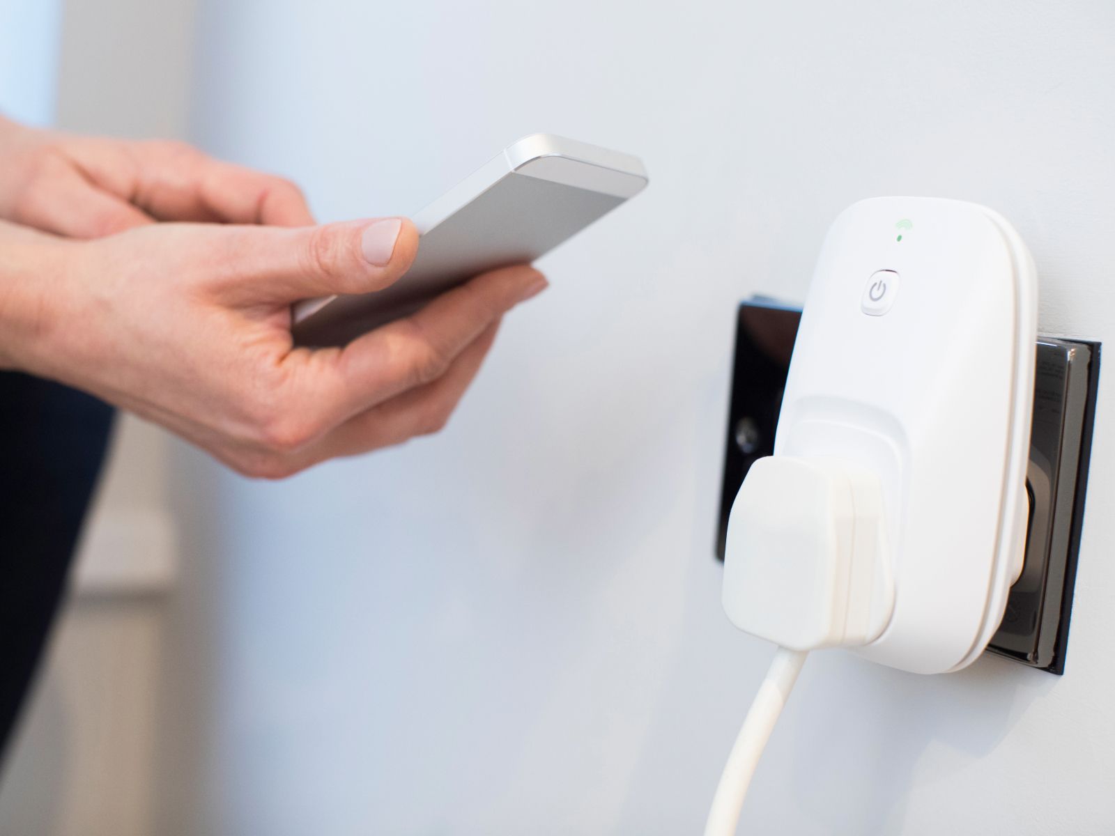 What is a smart plug? Learn the pros, cons and how they work