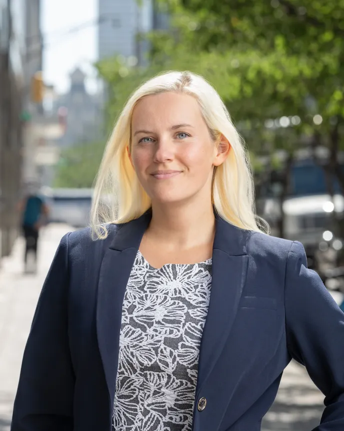 headshot of Lisa DeNight