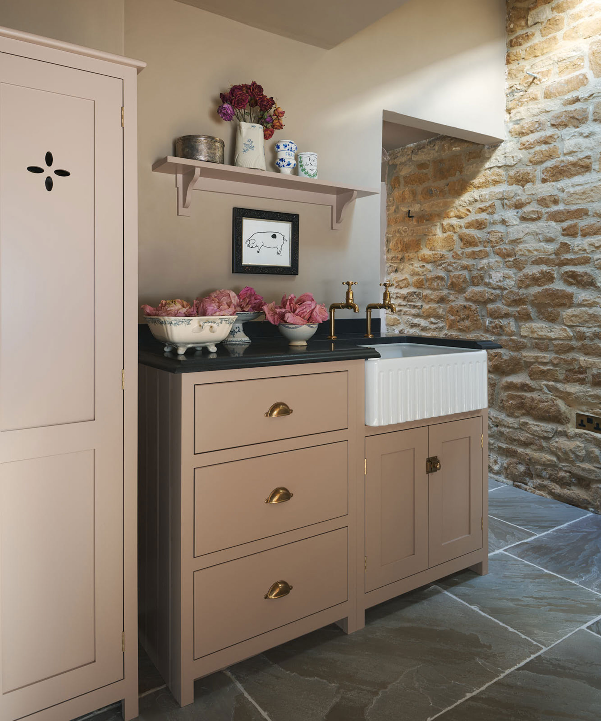 Shaker kitchen unit with Belfast sink